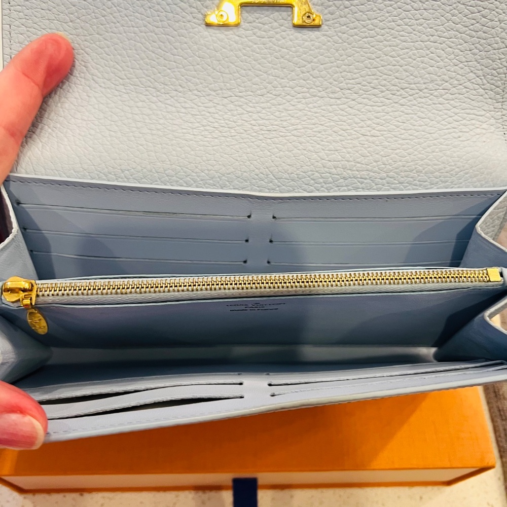 Louis Vuitton Blue Wallet with Iconic LV Logo - Picture 7 of 16